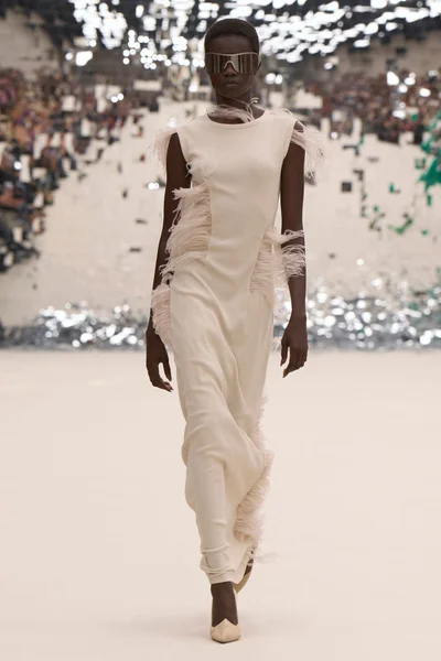 Look 16